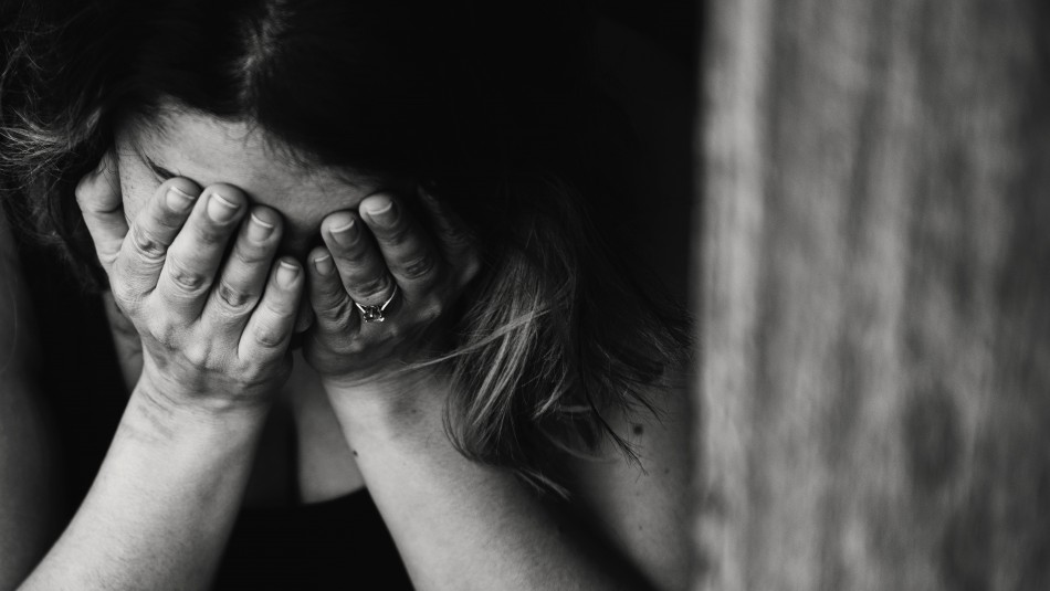 Mujer simuló estar muerta para que su pareja dejara de apuñalarla: Su hijo también fue agredido Mujer simuló estar muerta para que su pareja dejara de apuñalarla: Su hijo también fue agredido
