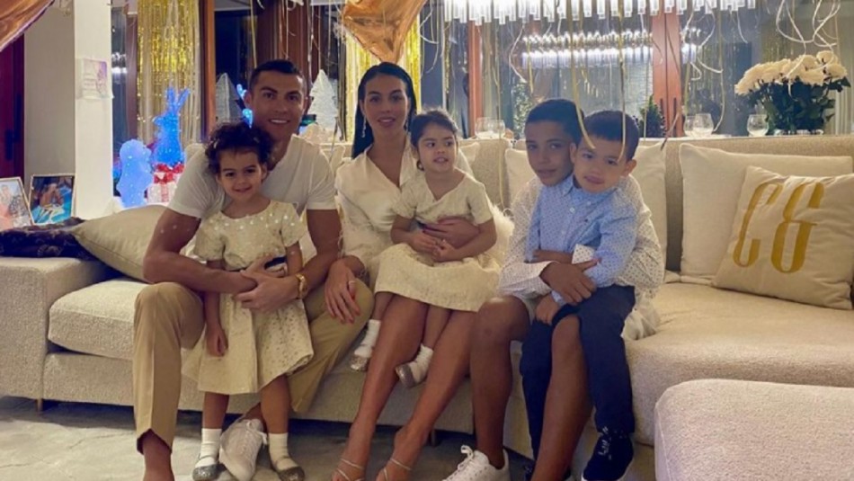 La primera foto de Cristiano Ronaldo junto a su hija recién nacida: 