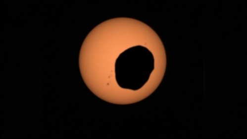 Este es el momento en que se vio un eclipse en la superficie de Marte: Apareció figura con forma de papa