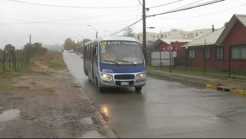 Conductor de micro de la que cayó joven en Concepción quedó con firma mensual: Pasajera sigue en riesgo vital