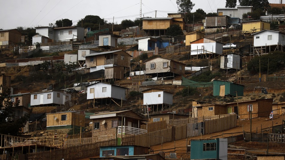 Crisis habitacional en Chile: Estudio revela que una de cada diez familias no tienen acceso a una vivienda digna Crisis habitacional en Chile: Estudio revela que una de cada diez familias no tienen acceso a una vivienda digna