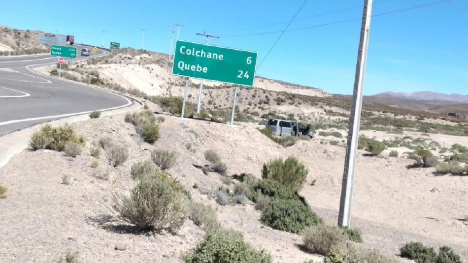 Vehículo que llevaba migrantes de forma ilegal volcó en Colchane: Hay varios heridos y conductor se dio a la fuga Vehículo que llevaba migrantes de forma ilegal volcó en Colchane: Hay varios heridos y conductor se dio a la fuga