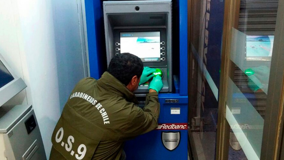 carabineros-cajero Detienen a tres personas dedicadas a