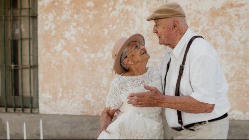 'Se volverían a elegir': Pareja de adultos mayores recrean fotos de su boda tras 58 años de matrimonio