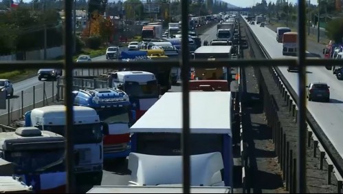 Pese a llamado al diálogo del Gobierno: camioneros cortan el tránsito en la Ruta 5 Sur
