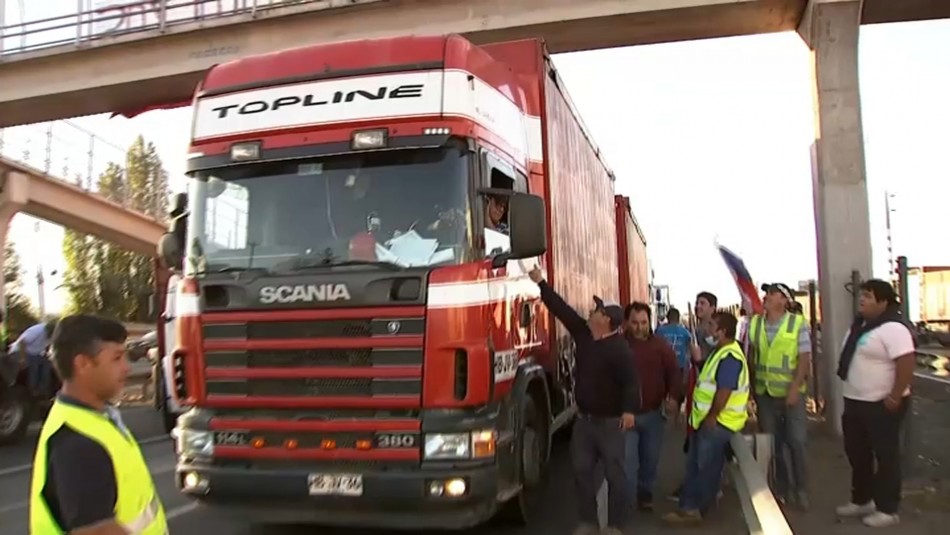 Camioneros continúan manifestaciones y Ruta 5 Sur se mantiene parcialmente interrumpida Camioneros continúan manifestaciones y Ruta 5 Sur se mantiene parcialmente interrumpida