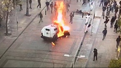 Encapuchado lanza bomba molotov contra vehículo policial en las afueras del Instituto Nacional