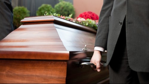 Joven reo asistió al funeral de su madre con un 'permiso especial' y fue 'secuestrado' en plena ceremonia