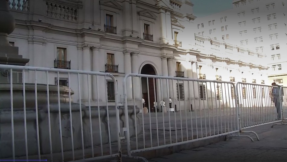 palacio-de-la-moneda Gobierno reduce el perímetro de seguridad de La Moneda: permite el libre paso por la Plaza de la Constitución