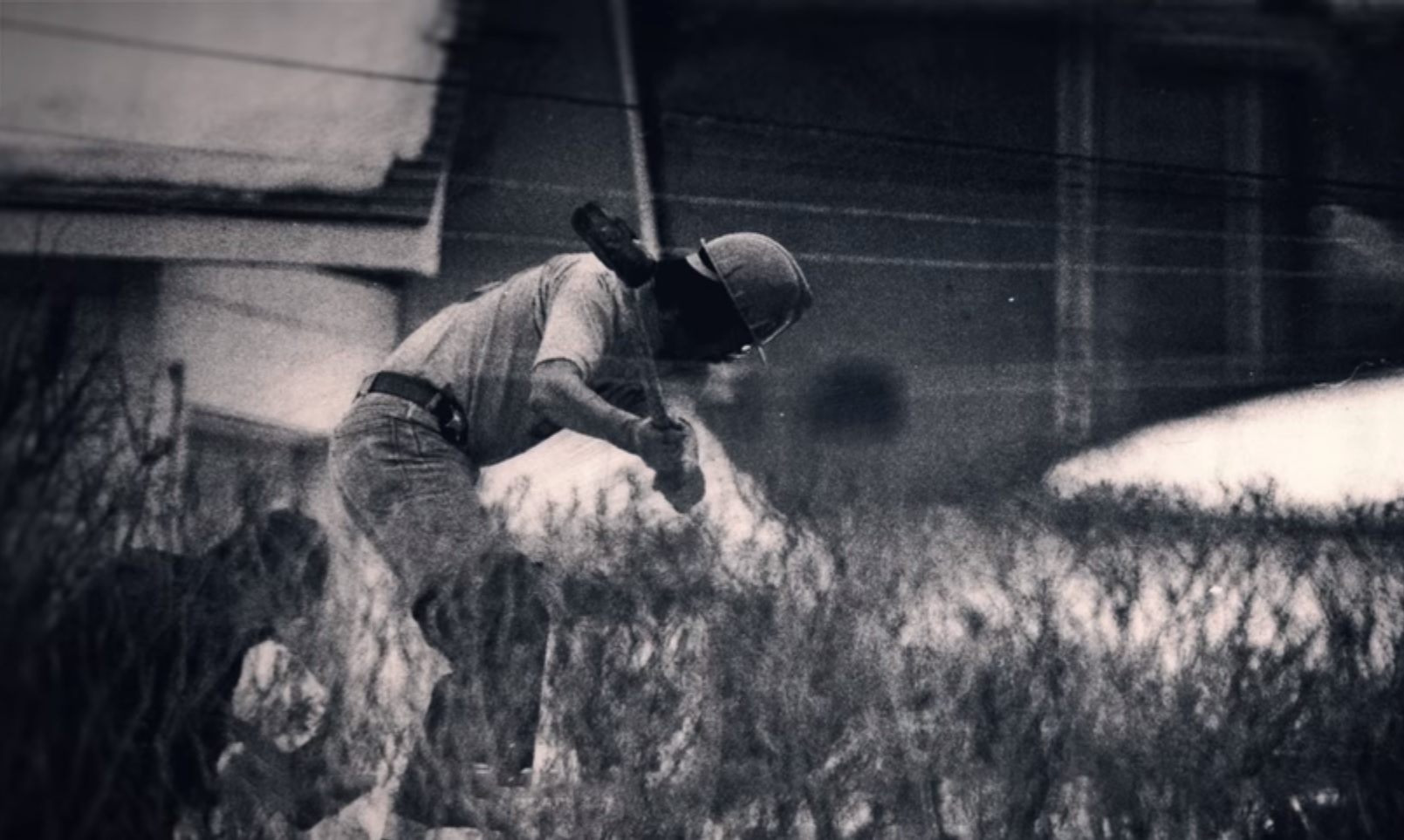 Un hombre trabajando en la excavación para encontrar cuerpos en la casa de Gacy. Créditos: Netflix.
