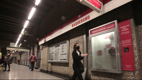 Metro cierra algunos de sus accesos a estación Baquedano por acumulación de agua
