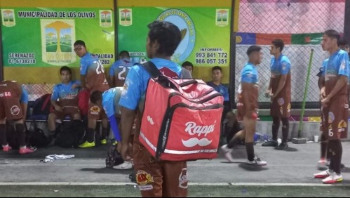 Futbolista es captado realizando delivery en pleno entretiempo del partido que estaba jugando