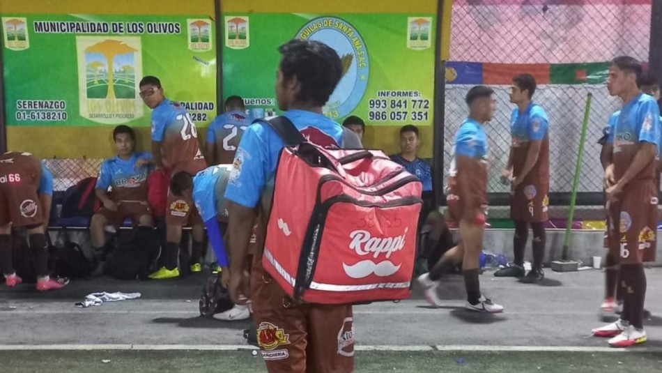 Futbolista es captado realizando delivery en pleno entretiempo del partido que estaba jugando