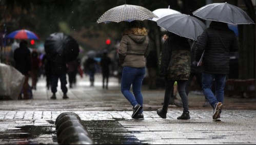 Sistema frontal: A esta hora llueve intensamente sobre Santiago