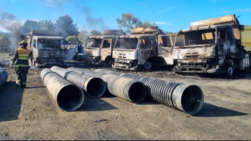 Sube a 33 el número de vehículos destruidos en ataque incendiario en Los Álamos: 'Dispararon en ráfagas'