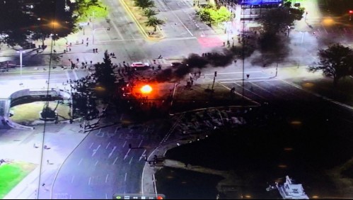 Detienen a excandidata a constituyente por llevar neumáticos para prender barricada en sector de Plaza Italia