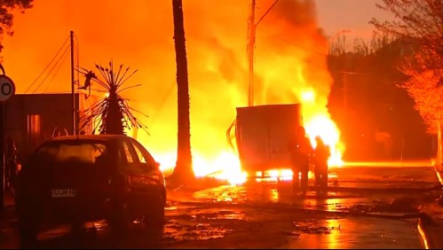 Videos del violento incendio que afecta a una fábrica de productos químicos en La Pintana