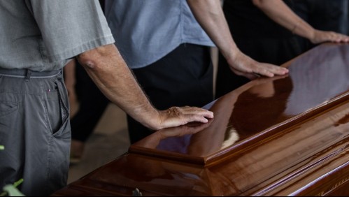 Abrió los ojos en el cementerio: Mujer despertó en ataúd cuando estaba a punto de ser sepultada por sus familiares