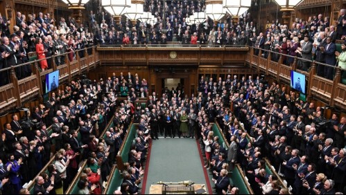 Diputado conservador británico dejó su cargo tras ser sorprendido viendo videos porno en plena sesión del parlamento