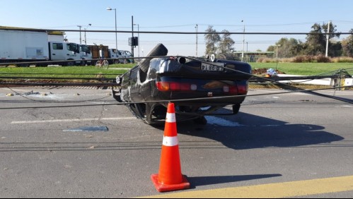 Accidente en Maipú termina con un auto volcado y tres postes arrasados
