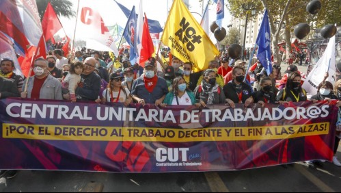 Día del Trabajador: Se moviliza marcha convocada por la CUT y Metro anuncia cierre de dos estaciones por 'disturbios'