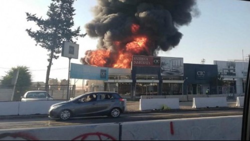 Gran incendio afecta a bodega de la empresa CIC en Maipú