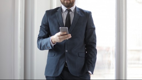 Trabajador acusa que su jefe le revisa la batería del celular para comprobar que está 'trabajando'