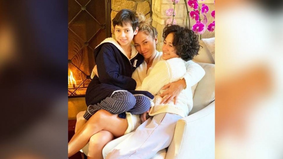 La hija de Jennifer Lopez juega béisbol mientras su madre y su hermano la animan desde las gradas La hija de Jennifer Lopez juega béisbol mientras su madre y su hermano la animan desde las gradas