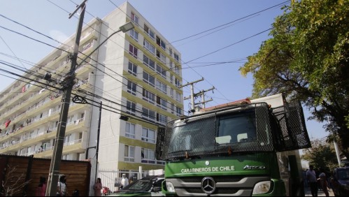 Carabineros desaloja más de 30 departamentos del 'edificio sin ley' en La Cisterna