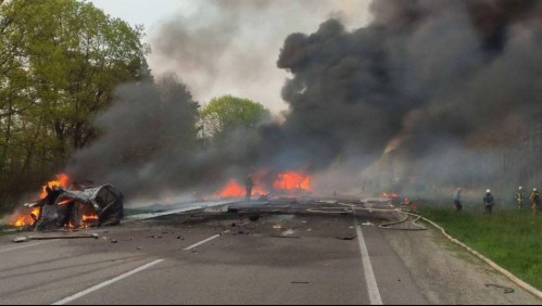 'Un accidente de tráfico terrible': 26 muertos deja choque entre un bus, un auto y un camión cisterna en Ucrania