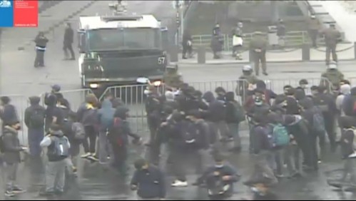 Intervención de Carabineros y desvíos de tránsito por manifestación estudiantil frente a La Moneda