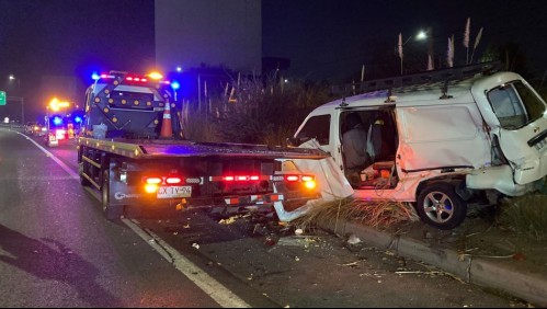 Una mujer falleció y otras tres personas quedaron lesionadas tras choque de furgón con una grúa en Costanera Norte