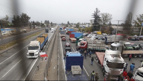 'Medidas necesarias': CMPC advierte con detención progresiva de plantas si no hay solución al paro de camioneros