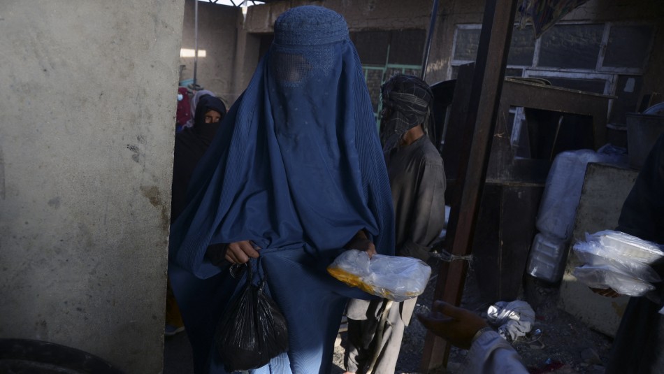 Talibanes obligarán a las afganas a usar en público un velo que les cubra el cuerpo y el rostro Talibanes obligarán a las afganas a usar en público un velo que les cubra el cuerpo y el rostro