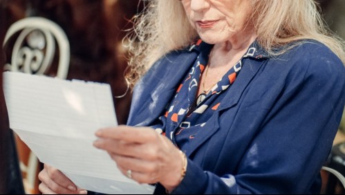 'Lo apoyamos en esto': Niño de 8 años sorprende vendiendo poesías que escribe su abuela