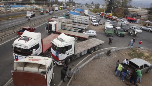 Continúa bloqueo de rutas por parte de camioneros: Subsecretario de Interior se reúne con dirigentes en el Biobío