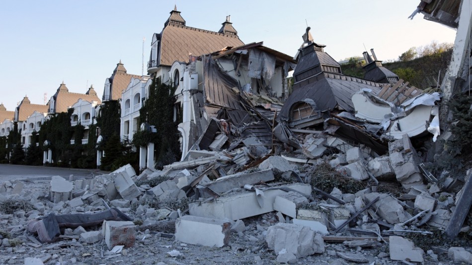 Presidente Zelenski afirma que bombardeo a una escuela en el este de Ucrania dejó sesenta civiles muertos