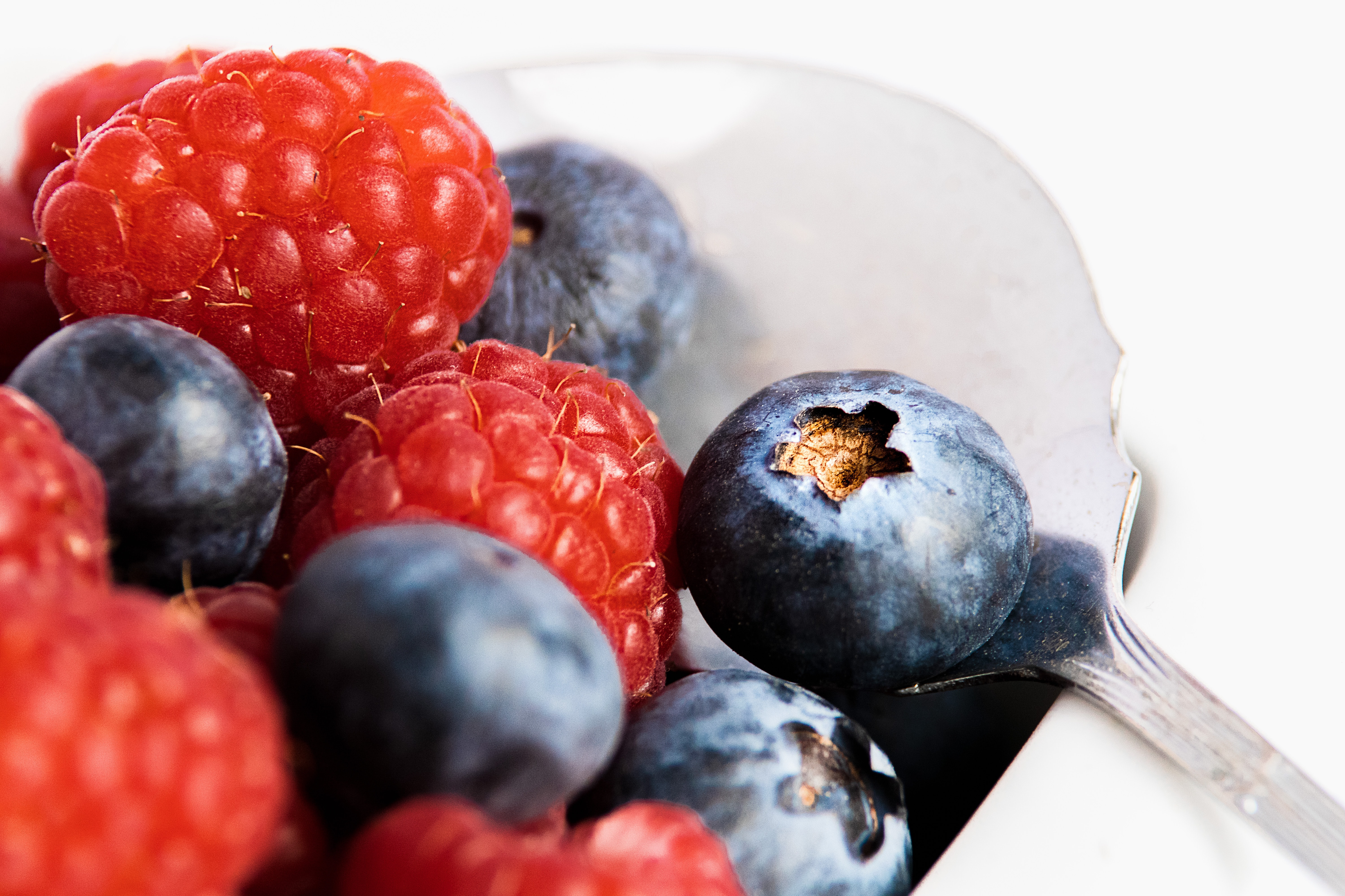 Frutas de berries. Frambuesas y arándanos