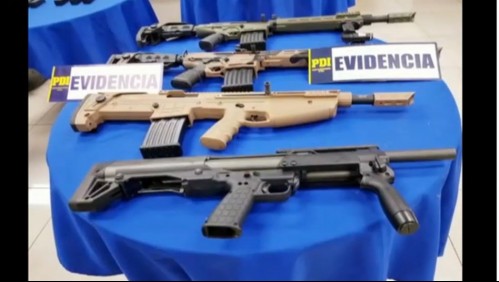 Fusiles, pistolas semiautomáticas y miles de municiones: carabinero en retiro tenía un arsenal en su entretecho