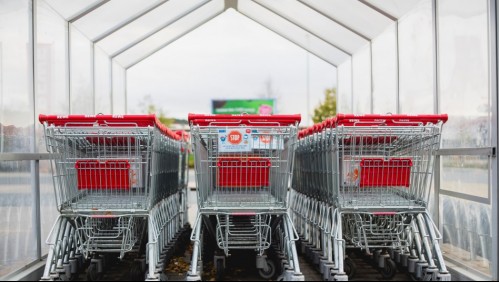 Supermercado deberá pagar multa e indemnizar a clienta que sufrió caída en escalera de un local