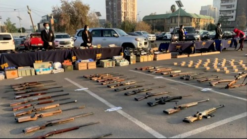 'Podría haber armado un pequeño ejército': Los reveladores audios sobre excarabinero que tenía un arsenal en su casa