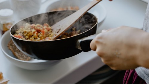 Este es el truco que te ayudará a evitar que se pegue la comida al sartén