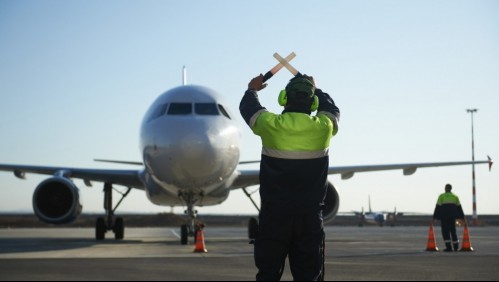 Pasajero sin experiencia de vuelo debió aterrizar un avión luego que el piloto se descompensara