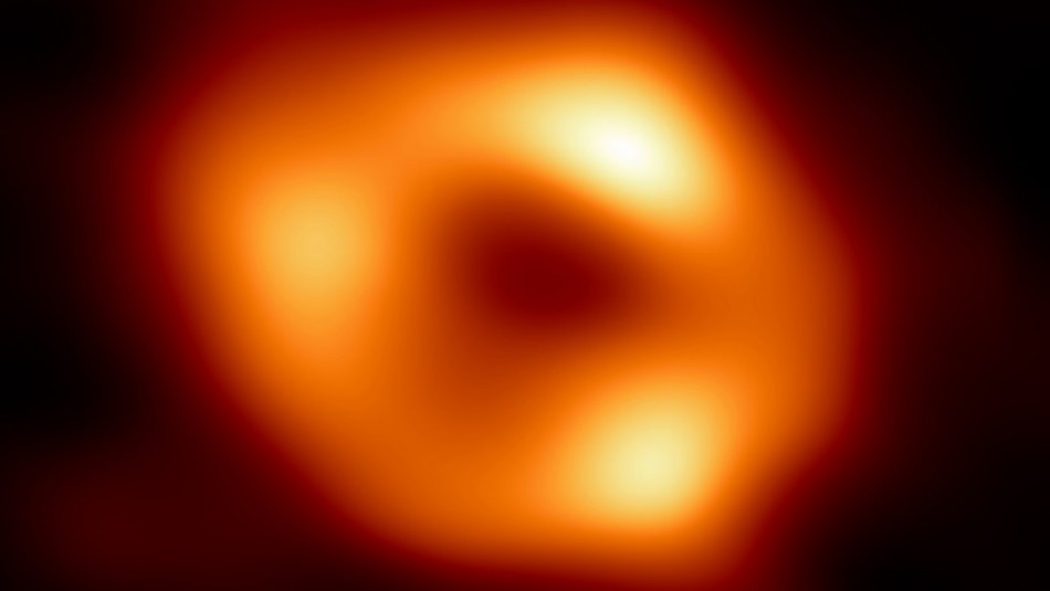 Astrónomos revelaron la primera imagen del agujero negro Sagitario A en el centro de nuestra galaxia