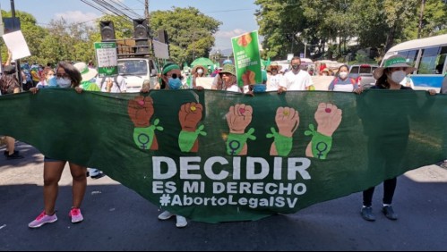 Condenan a mujer a 30 años de cárcel por aborto involuntario y la separan de su hija de 7 años