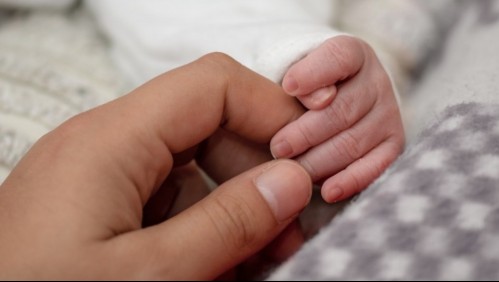 Joven pensó que sufría estreñimiento y terminó dando a luz en su pieza: 'No tenía idea que estaba embarazada'