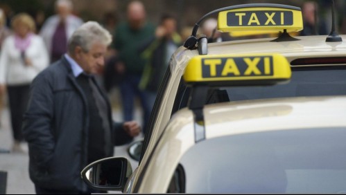 Taxista pega el currículum de su hija en su taxi, una usuaria lo comparte en redes y le llueven ofertas de trabajo