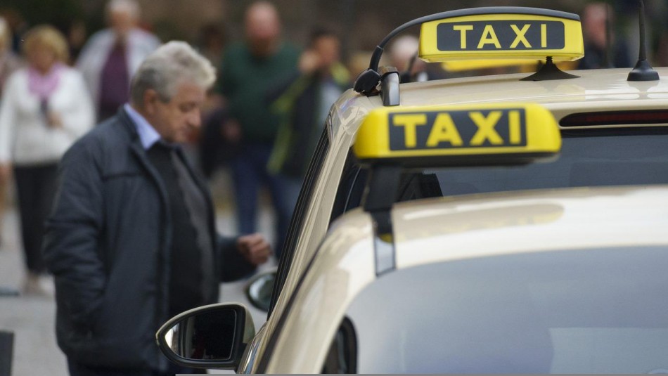 Taxista pega el currículum de su hija en su taxi, una usuaria lo comparte en redes y le llueven ofertas de trabajo