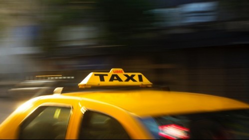 Una mujer se lanza de un taxi en marcha para evitar ser secuestrada y el conductor la atropella