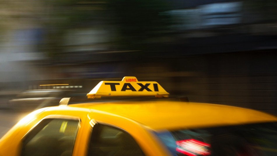 Una mujer se lanza de un taxi en marcha para evitar ser secuestrada y el conductor la atropella